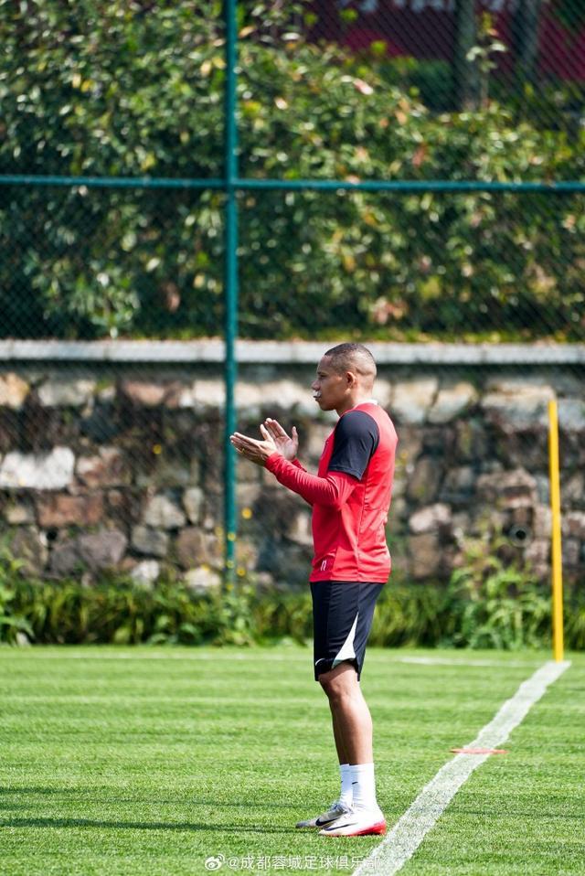 世界杯官方入口-韦林顿-席尔瓦带伤参加训练，嘴上还有包扎